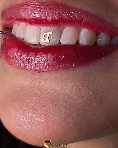 Toothgem letra en oro 18K